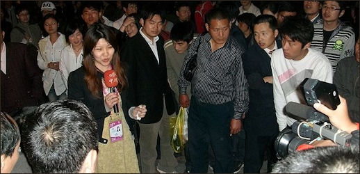 20111107-Wiki C  TVChinaTV Reporter_in_Shanghai.JPG